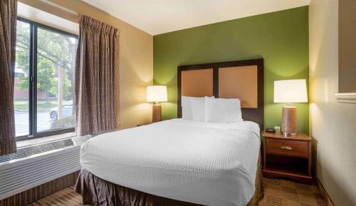 Deluxe Studio with 1 Queen Bed - Non-Smoking