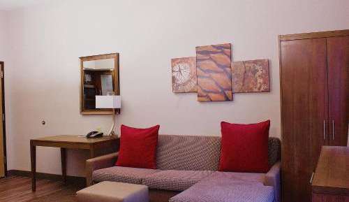 Queen Studio Suite - Mobility Access Roll in Shower/Non-Smoking