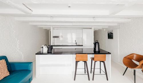 Large 1 Bedroom Apartment with Sofa Bed - Canal view