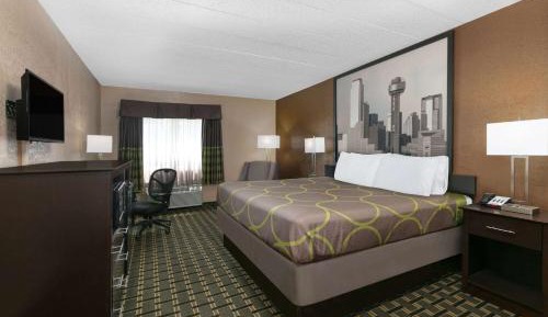 King Room with Bath Tub - Mobility Accessible/Non-Smoking