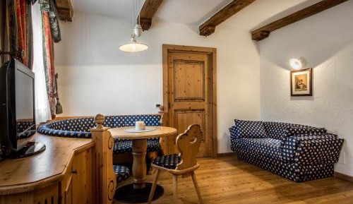 One-Bedroom Apartment with Mountain View