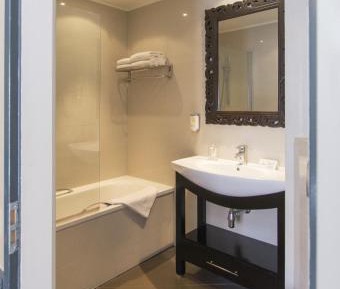 Twin Room (two person room, two seperate beds)