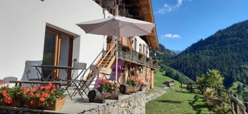 Apartment with Mountain View