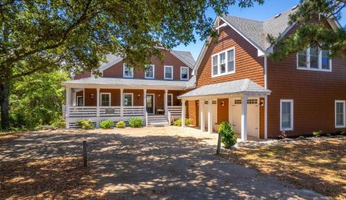 Five-Bedroom Holiday Home