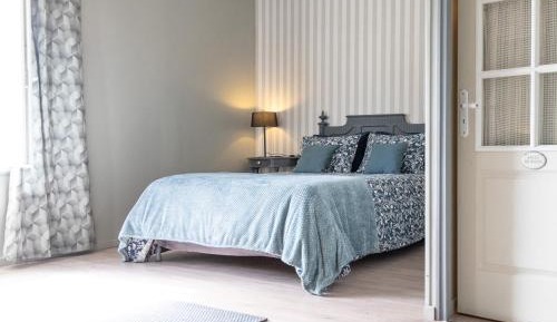 Family Room with Mountain View