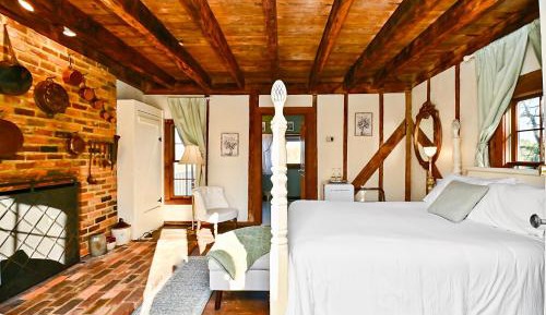 Deluxe Queen Suite