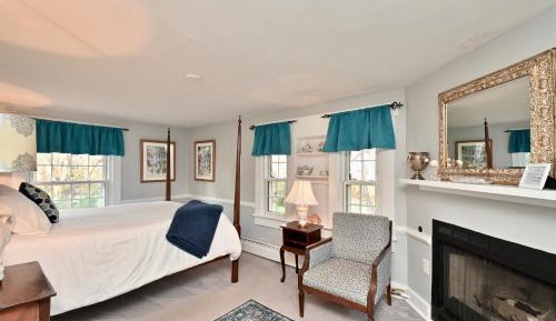 Deluxe Queen Suite