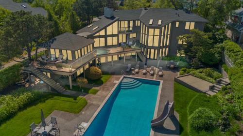 Seven-Bedroom House