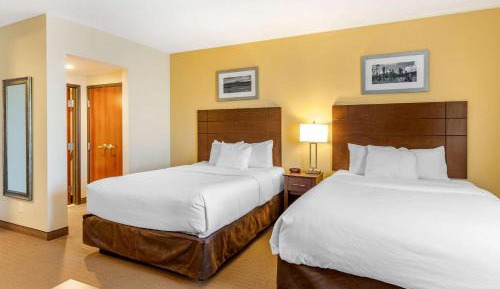 Queen Suite with Two Queen Beds and Sofa Bed - Non-Smoking