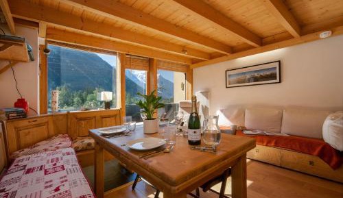 Apartment with Mountain View
