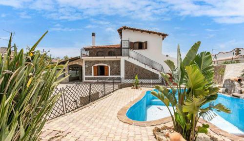 Villa with Garden View