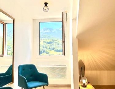 Apartment with Mountain View
