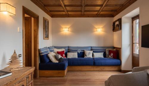 Three-Bedroom Apartment with Mountain View
