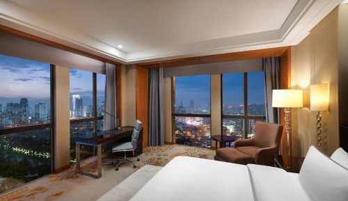 Deluxe Renewal, Larger Guest room, 1 King, City view