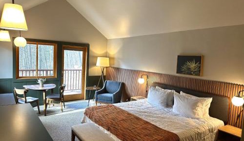 King Room with Cliff View and Balcony