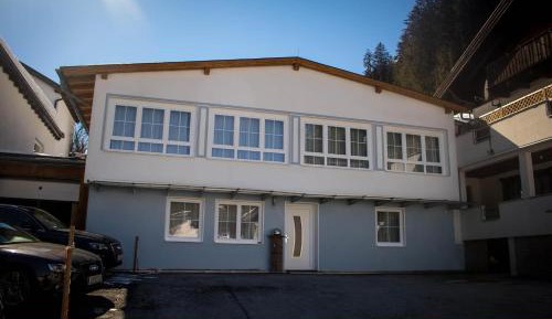 Two-Bedroom Apartment with Mountain View