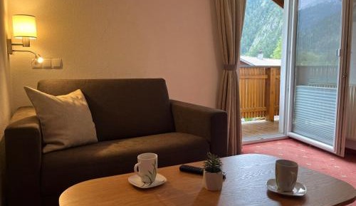 Standard Twin Room with Mountain View