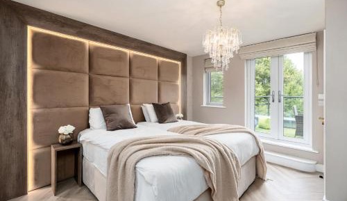 Deluxe Villa with Hot Tub - 19 Cowslip
