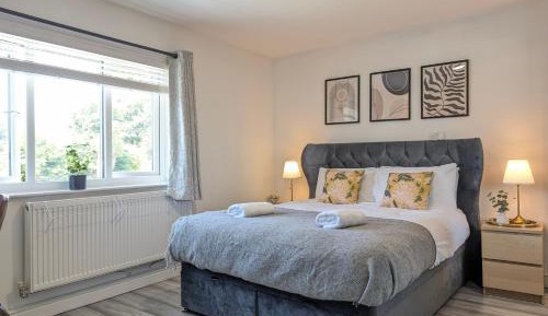 Queen Room with Shared Bathroom