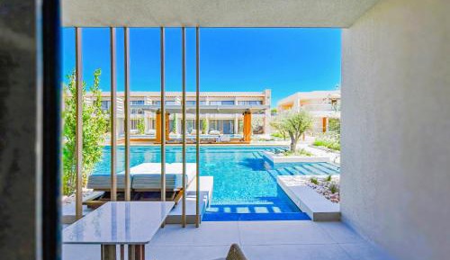 Swim Up Suite