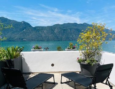 One-Bedroom Apartment with Lake View