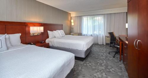 Suite, 2 Queen, Sofa bed