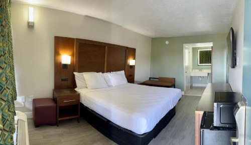 King Suite with Living Room - Non Smoking