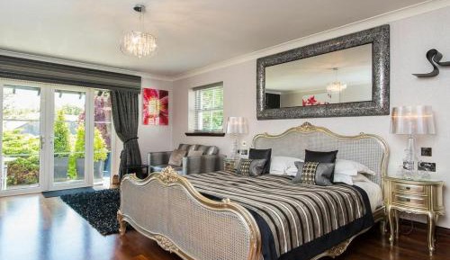 Ambleside King Suite with Spa Bath