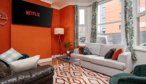 Five-Bedroom Deluxe Apartment