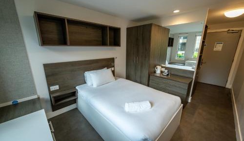 Basic Room with three-quarter Double Bed and Shower