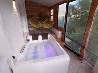 Superior One-Bedroom Apartment