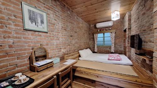 Standard Double Room with Shared Bathroom