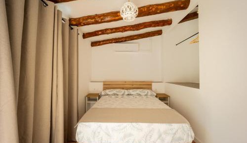 Double Room with Balcony and Shared Bathroom