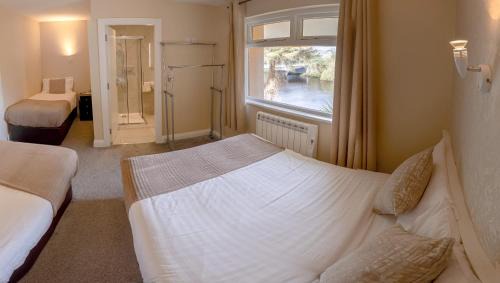 Quadruple Room with Private Bathroom