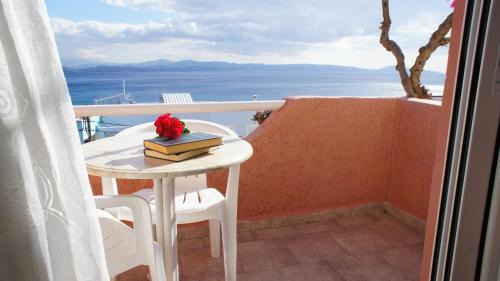 Twin Room with Sea View or Garden View