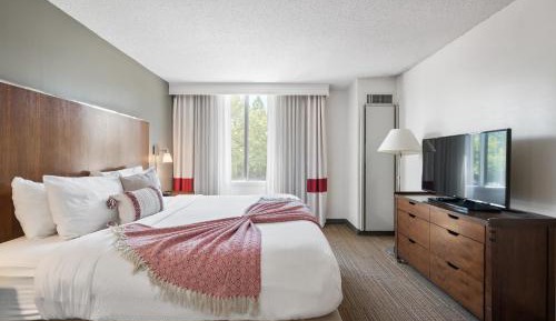 Deluxe King Suite