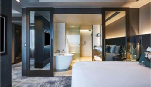 Deluxe Executive Suite with One King Bed and Lounge Access - High Floor Views