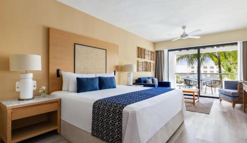 Junior Suite with Pool View