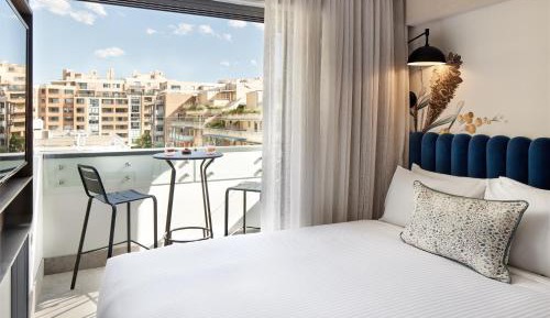 Small Queen Room with Balcony – Non-Smoking