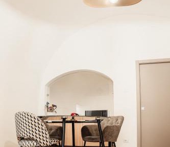 Deluxe One-Bedroom Apartment