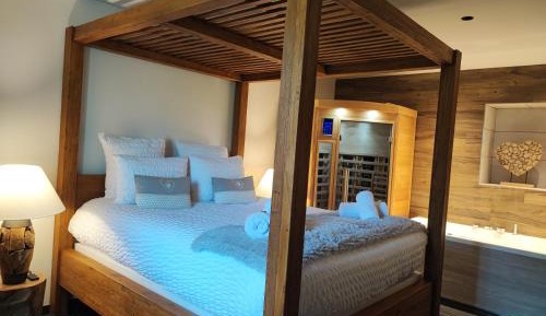 Deluxe Suite with Spa Bath