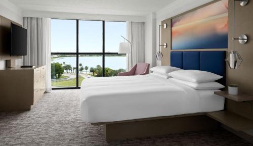 One-Bedroom King Suite with Lake View