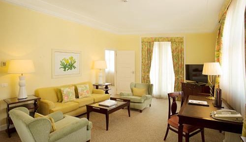 One-Bedroom Avenue View Suite