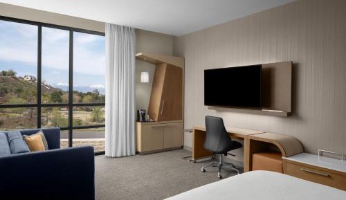 Guest room, 1 King, Sofa bed, Mountain view, Upper floor