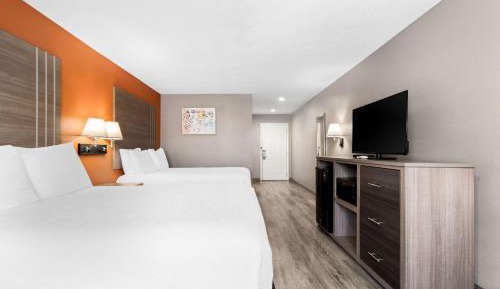 Queen Room with Two Queen Beds and Bath Tub - Mobility Accessible