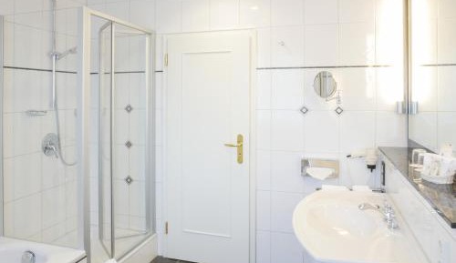Business Queen Room
