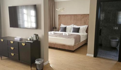 Studio Deluxe Kind Size Bed