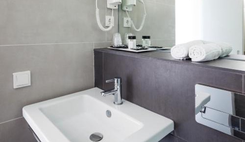 Premium One-Bedroom Apartment with Pool Access