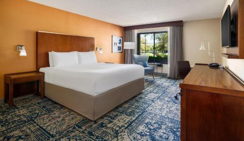 Traditional King Room with Roll-in Shower - Mobility Accessible