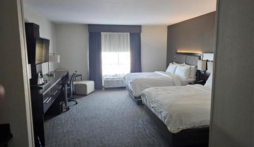 Standard Queen Room with River View and Balcony 